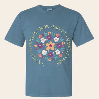 "La Vida es dura, Mi Amor, pero tú también lo eres" —Camiseta Motivacional para Mujer | Positive Message Tee