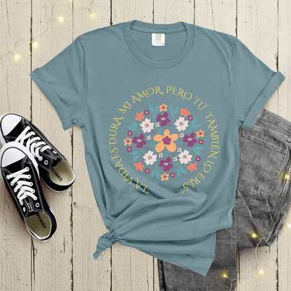 "La Vida es dura, Mi Amor, pero tú también lo eres" —Camiseta Motivacional para Mujer | Positive Message Tee