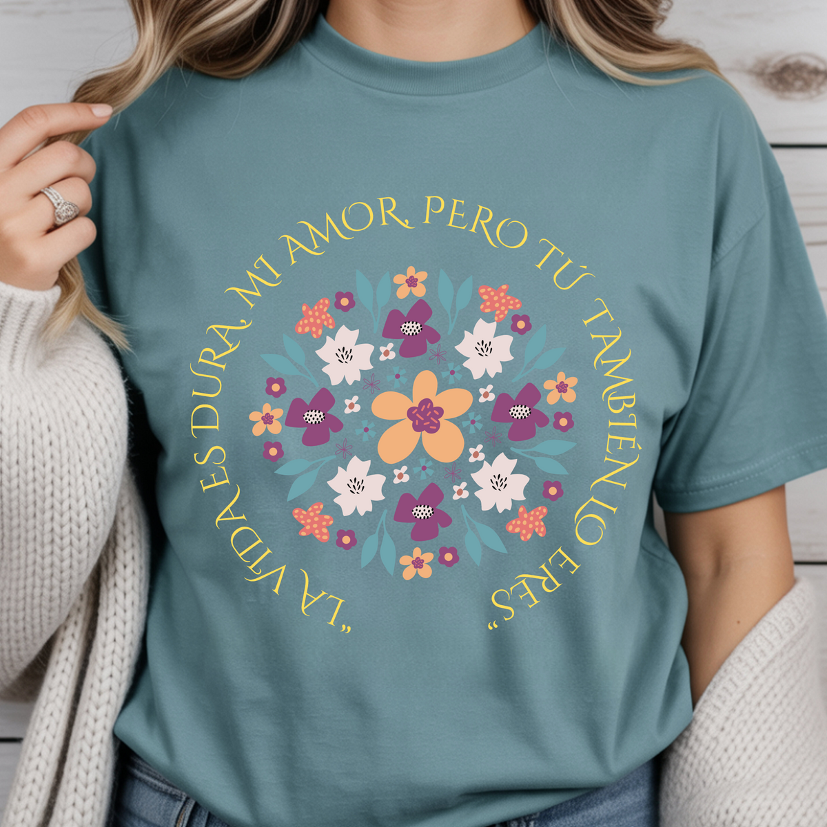 "La Vida es dura, Mi Amor, pero tú también lo eres" —Camiseta Motivacional para Mujer | Positive Message Tee